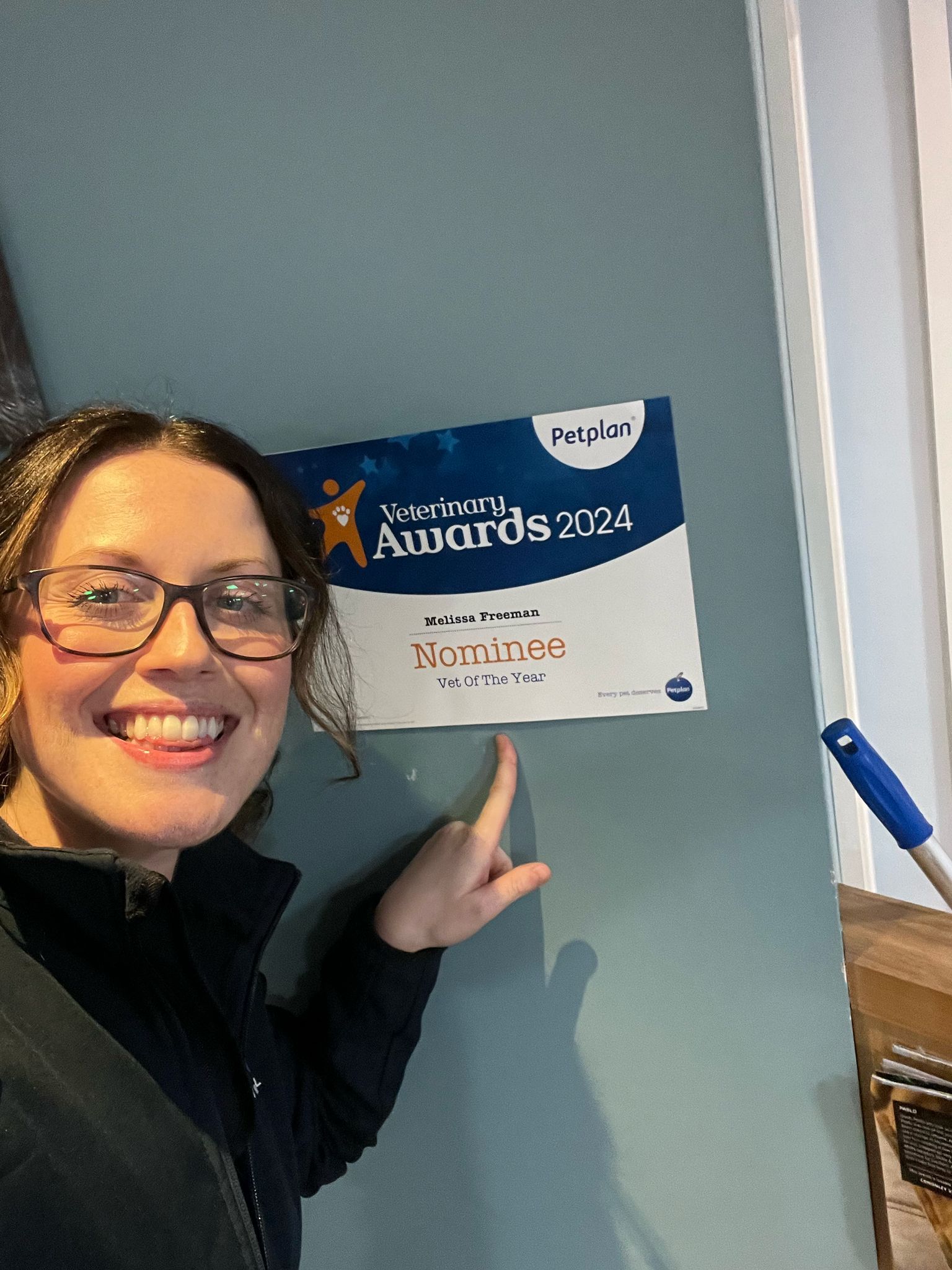 Melissa pointing at her Vet Of The Year nomination